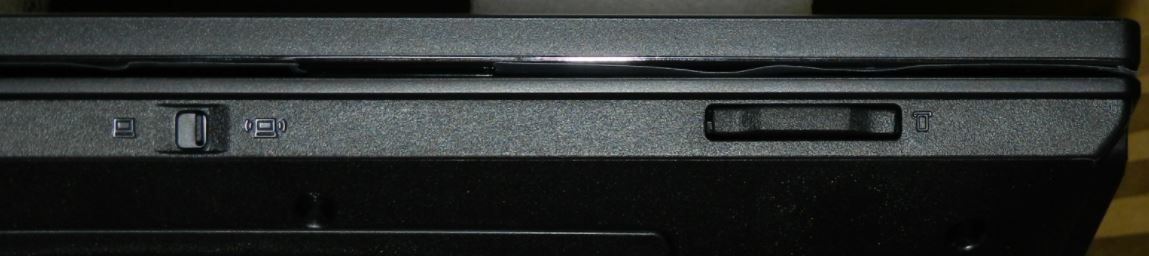 Спереди Lenovo B570e имеется кнопка для включения wifi